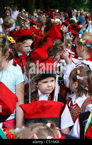 Eine Gruppe von Kindern in Krakau Stil Folklore Trachten während einer Aufführung der Volkskunde. Stockfoto