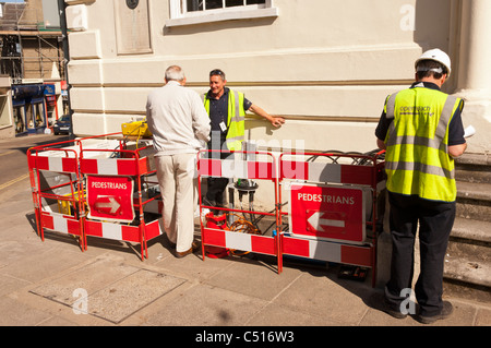 BT (British Telecom) Arbeitnehmer, die auf den Straßen von Norwich, Norfolk, England, Großbritannien, Uk Stockfoto