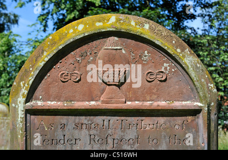 Detail der Grabstein mit Urne Design. Kirche von St. Michael. Kirkby Thore, Cumbria, England, Vereinigtes Königreich, Europa. Stockfoto