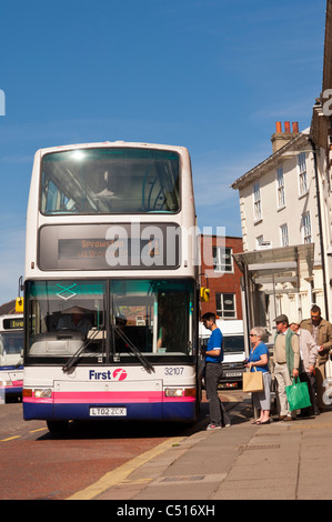 Fluggästen einen Doppeldecker-Bus in Norwich, Norfolk, England, Großbritannien, Uk Stockfoto