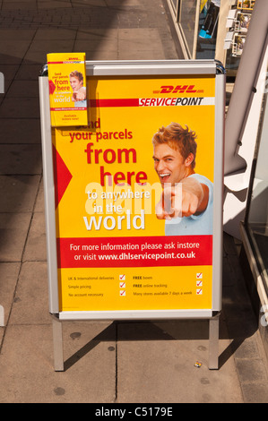 Ein Zeichen Werbung eine DHL Servicepoint außerhalb eines Ladens in Norwich, Norfolk, England, Großbritannien, Uk Stockfoto