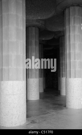 Halle der Spalten im Park Güell, Barcelona, Spanien Stockfoto