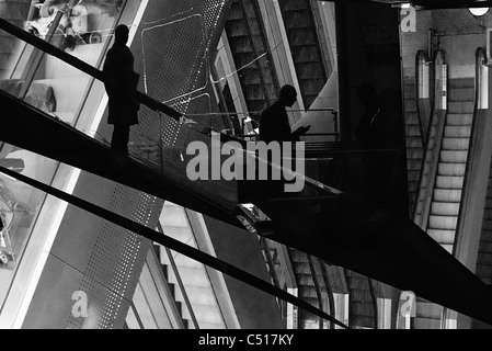 Menschen Reiten Rolltreppe, schwarz / weiß Bild Stockfoto