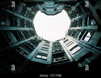 Spanien, Barcelona, Casa Mila, Atrium vom Innenhof aus gesehen Stockfoto