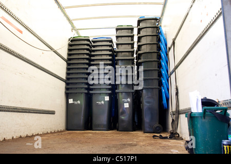 Fahrbare Behälter auf der Rückseite eines LKW für die Bewohner im Stadtteil Enfield - 1. Juli 2011 versandfertig gemacht Stockfoto