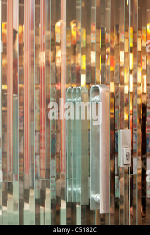 Moderne Glas-Spiegel-Tür, Hampstead Stockfoto