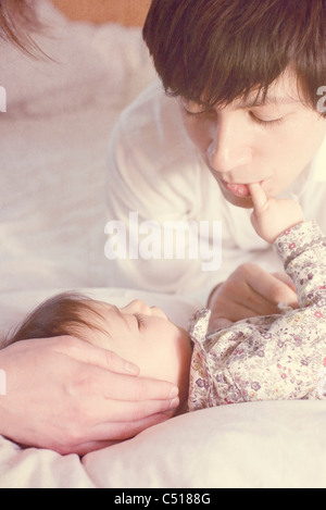 Vater mit Tochter spielen Stockfoto