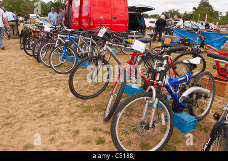 Gebrauchte Fahrräder stall verkaufen Fahrräder auf einem Flohmarkt in Suffolk, England, Großbritannien, Vereinigtes Königreich Stockfoto