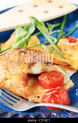 Ei-Omelett mit Tomaten und Salat Stockfoto