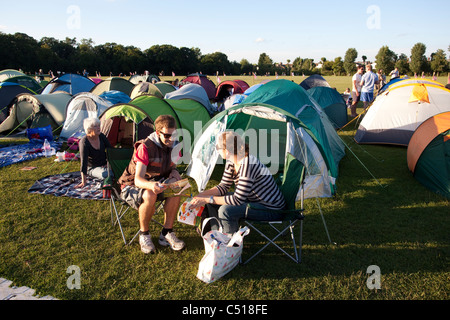 Tennis-Fans camping in Wimbledon Park in der Nähe der Wimbledon Tennis Championships 2011, Wimbledon, London, UK. Foto: Jeff Gilbert Stockfoto