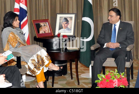 Pakistans Präsident Asif Ali Zardari im Gespräch mit UK Cabinet Minister, Baroness Saeeda Warsi bei Treffen in London Stockfoto