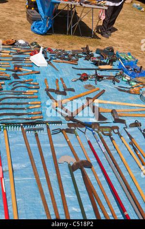 Verwendeten Werkzeuge stall verkaufen alte Werkzeuge auf einem Flohmarkt in Suffolk, England, Großbritannien, Vereinigtes Königreich Stockfoto