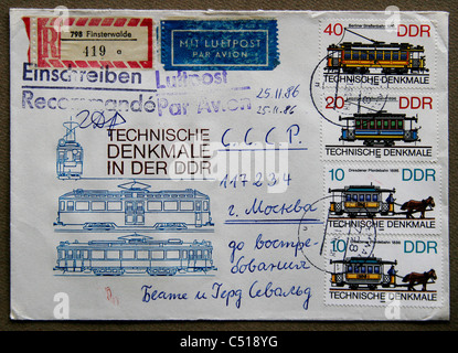 Einen alten Umschlag mit einer Print- und verschiedene Art von Briefmarken der technischen Denkmäler in der ehemaligen DDR. Stockfoto