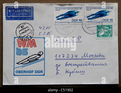 Brief der ehemaligen DDR mit einer Illustration von der Weltmeisterschaft 1985 in Oberhof und Briefmarken zeigen eine Luger. Stockfoto