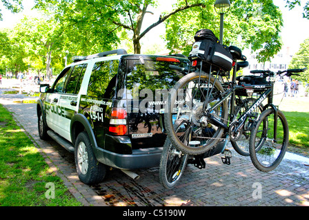 Polizeiauto (SUV) mit Fahrrädern montiert in den Rücken Stockfoto
