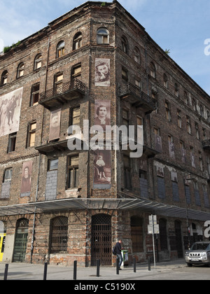 Eines der übrigen Gebäude des jüdischen Ghettos in Warschau, Polen. Fotos von ehemaligen Insassen sind an den Wänden befestigt. Stockfoto