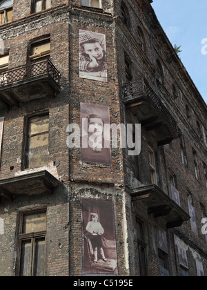 Fotos von Insassen des jüdischen Ghettos in Warschau, Polen, an der Wand eines verbleibenden Gebäudes im Ul Próżna. Stockfoto