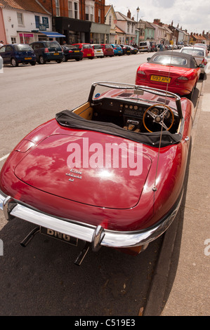 Ein E-Type Jaguar 4.2 Liter Oldtimer in Aldeburgh, Suffolk, England, Großbritannien, Uk Stockfoto