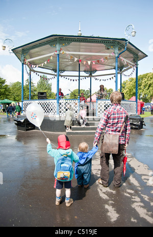 Bandstand mit Kindern Stockfoto