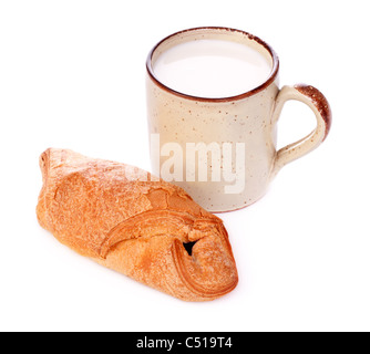 knusprige Brötchen und Becher Milch isoliert auf weiss Stockfoto