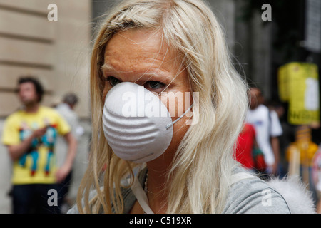 Frau trägt eine Gesichtsmaske gegen Chemtrails demonstriert. Stockfoto