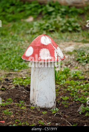 Amanita Pilz Deko Statue auf dem grünen Rasen Stockfoto