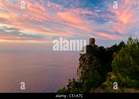 Wachturm Mirador de Ses Animes in der Abenddämmerung, Mallorca, Balearen, Spanien, Europa Stockfoto