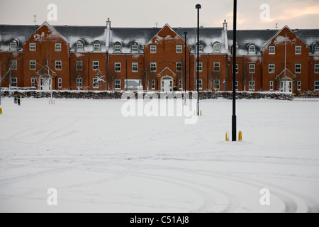 Rote Ziegel neu gebaute Wohnungen und Häuser im Zentrum von Swindon Stockfoto