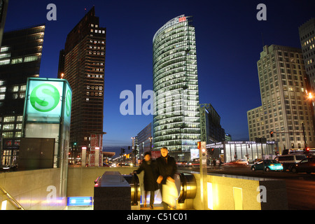 S-Bahn-Ausgang am Potsdamer Platz am Abend, Berlin, Deutschland Stockfoto