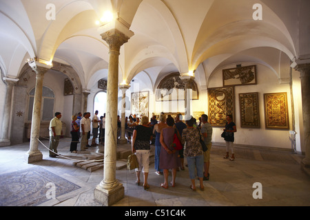 Afrika, Tunesien, Tunis, Innere des Bardo-Museum, Ausflügler, die römischen Mosaiken anzeigen Stockfoto