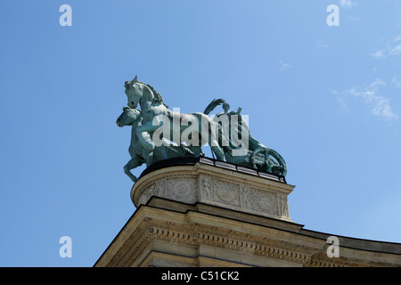 Detail der Statue, die Bestandteil der Denkmal-Anzeige in Heldenplatz in Budapest Stockfoto