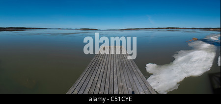 Skandinavien Finnland Naantali Muumimaailmaan Vergnügungspark Moominworld. Brücke über die Eisschmelze an Ostsee Stockfoto