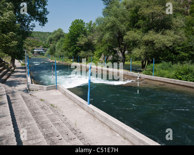 Wildwasser Slalom Fachgruppe Kajakfahren auf dem Fluss Treska bei Matka, Skopje, Mazedonien Stockfoto