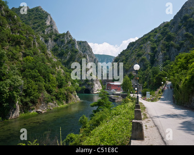 Wasserkraftwerk am aufgestauten Fluss Treska Matka Canyon im Stadtteil Saraj Skopje, Mazedonien Stockfoto