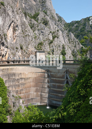 Damm auf dem Fluss Treska bildet ein Wasserkraftwerk Schema am Matka Canyon in der Saraj von Skopje, Mazedonien Stockfoto