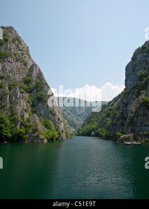 Matka-Schlucht und See - ein Wasserkraftwerk, das durch die Stauung des Treska-Flusses in Matka in der Region Saraj in Skopje, Nordmakedonien, gebildet wurde Stockfoto