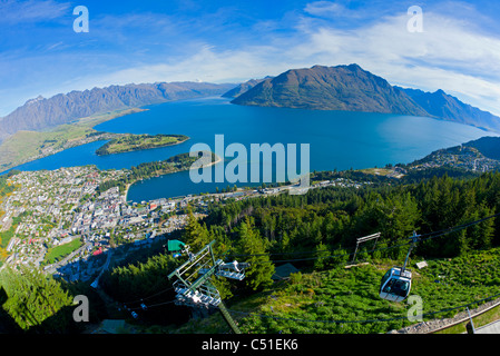 Blick auf Queenstown und Lake Wakatipu aus der Skyline Gondola Stockfoto