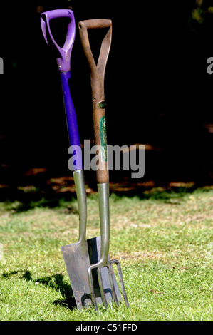 Garten Spaten und Schaufel aufrecht im Rasen Stockfoto