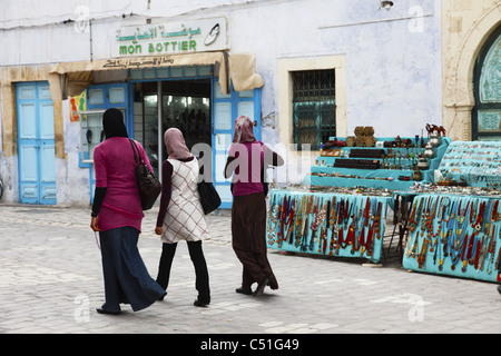 Afrika, Tunesien, Kairouan, Medina, Handwerk Souvenir Stände auf Avenue 7 Novembre, einheimische Frauen Stockfoto