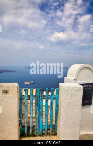 Thira, Santorini griechische Insel blauen Tor auf die Caldera und Kreuzfahrtschiff am Tag Besuch in Griechenland Stockfoto