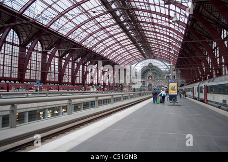 Die original Top Etagenplattformen von Antwerpen Central Bahnhof, Belgien. Stockfoto