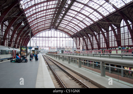 Die original Top Etagenplattformen von Antwerpen Central Bahnhof, Belgien. Stockfoto