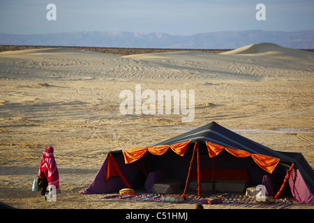 Afrika, Tunesien, Nefta, Sahara Wüste, Ong El Djemel, Berber Zelte, Berber Frau Stockfoto