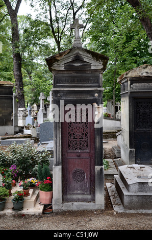 Ein recht typisches Grab wie in vielen französischen Friedhöfe gesehen, dieser ist im Friedhof Montmartre, Paris, Frankreich. Stockfoto