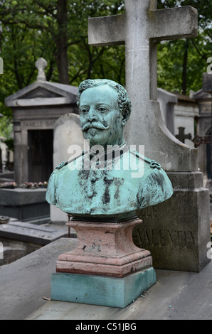 Büste auf einem Grab im Friedhof Montmartre, Paris, Frankreich. Stockfoto