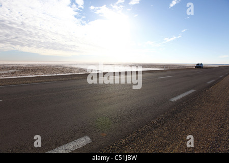 Afrika, Tunesien, Chott El Jerid, flach trocknen Salzsee, Auto auf der Autobahn zwischen Tozeur und Kebili Stockfoto