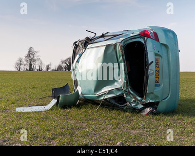 Honda Jazz Autounfall zerstört rollte im Feld. JMH5088 Stockfoto