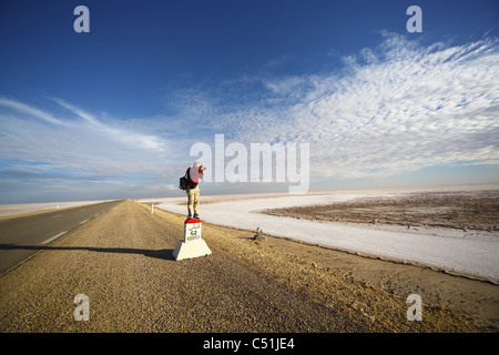 Afrika, Tunesien, Chott El Jerid, Wohnung trockenen Salzsee zwischen Tozeur und Kebili, Fotograf am Wegweiser Stockfoto