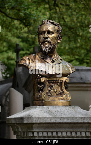 Die goldene Büste des tschechischen Künstlers Vacslav de Brozik (1851-1901) an seinem Grab im Friedhof Montmartre in Paris, Frankreich. Stockfoto