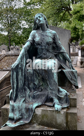 Das Grab von Robert Didsbury mit "La Douleur" von Mme Didsbury (seine Mutter), im Friedhof Montmartre, Paris Frankreich. Stockfoto